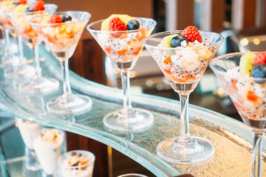 Cam açık büfe yemek, meyve