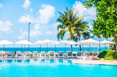 Güzel lüks şemsiyeleri ve sandalyeler otel