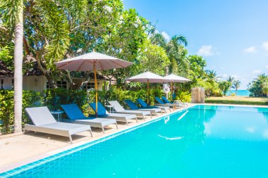 Güzel lüks şemsiyeleri ve sandalyeler otel