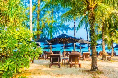 şemsiye ve güzel tropik sahil sandalye