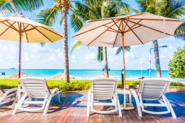 Güzel lüks şemsiyeleri ve sandalyeler otel