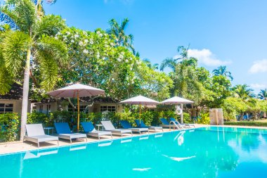 Güzel lüks şemsiyeleri ve sandalyeler otel