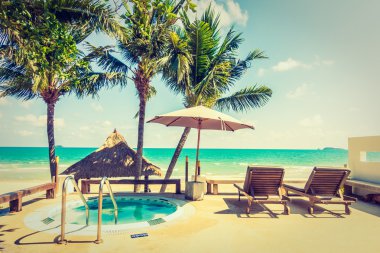 Güzel lüks şemsiyeleri ve sandalyeler otel