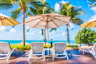 Güzel lüks şemsiyeleri ve sandalyeler otel