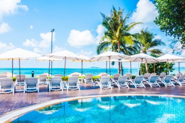 Güzel lüks şemsiyeleri ve sandalyeler otel