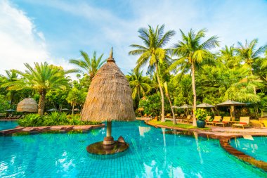 Otelde açık yüzme havuzu