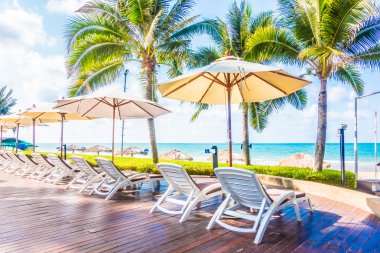 Güzel lüks şemsiyeleri ve sandalyeler otel