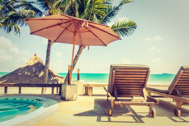 Güzel lüks şemsiyeleri ve sandalyeler otel