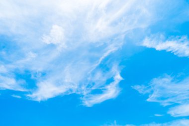 beyaz bulutlar gökyüzü üzerinde