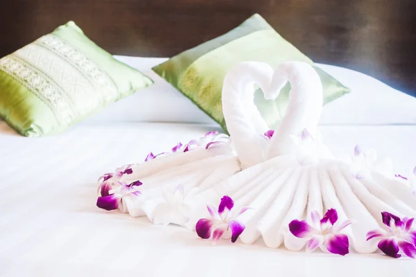 Swan ručník na posteli — Stock fotografie