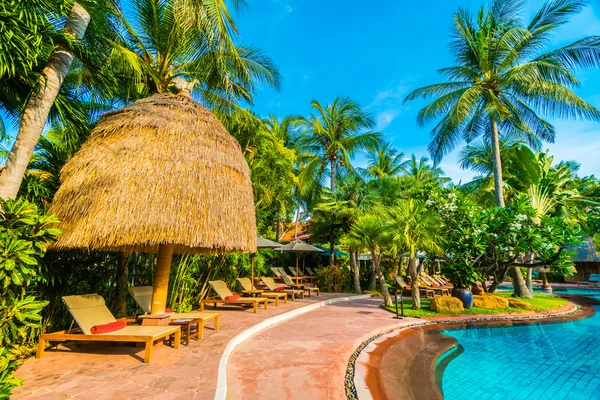 Otelde açık yüzme havuzu