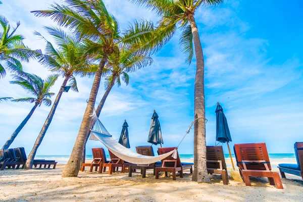 Tropik sahilde boş hamak
