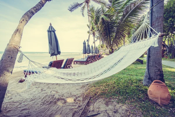 Hamaca vacía en la playa tropical —  Fotos de Stock