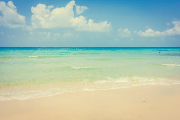 Hermosa playa tropical y el mar — Foto de Stock