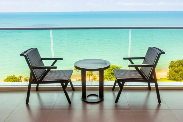 Bord och stol med balkong — Stockfoto
