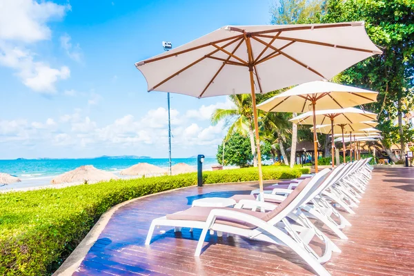 Güzel lüks şemsiyeleri ve sandalyeler