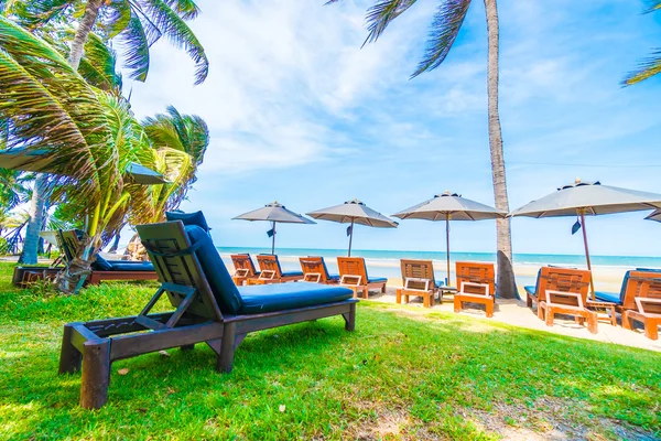 Bella spiaggia tropicale e mare — Foto Stock