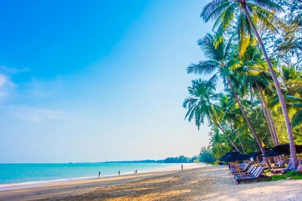 遮阳伞和椅子上美丽的热带海滩 — 图库照片