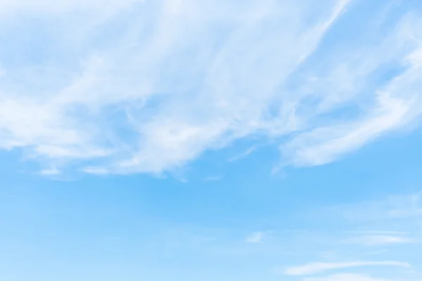 เมฆสีขาวบนท้องฟ้า — ภาพถ่ายสต็อก
