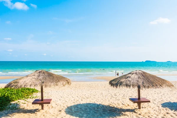 Mooi tropisch strand en zee — Stockfoto