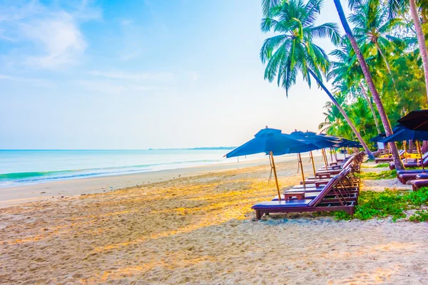 şemsiye ve güzel tropik sahil sandalye