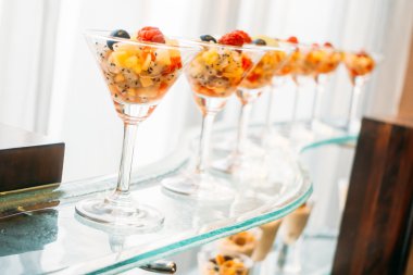 Cam açık büfe yemek, meyve