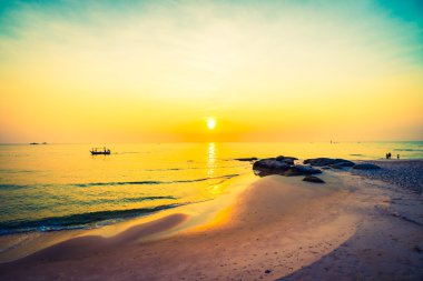 Sahilde gün doğumu