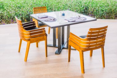 Boş sandalye ve masa