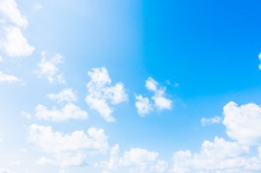 Mavi gökyüzünde beyaz bulutlar