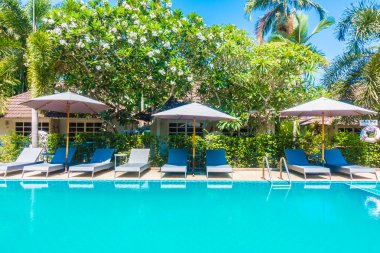 Güzel lüks şemsiyeleri ve sandalyeler otel