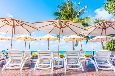 Güzel lüks şemsiyeleri ve sandalyeler otel