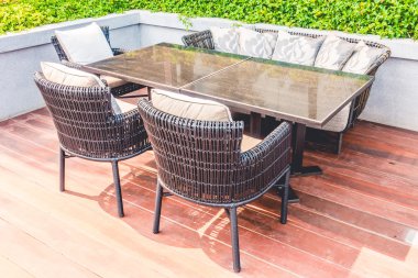 Boş sandalye ve masa