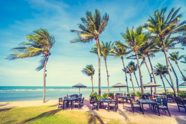 şemsiye ve güzel tropik sahil sandalye