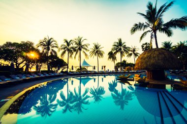 Güzel lüks şemsiyeleri ve sandalyeler