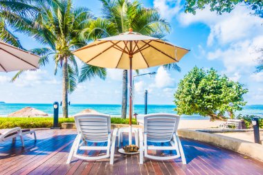 Güzel lüks şemsiyeleri ve sandalyeler otel