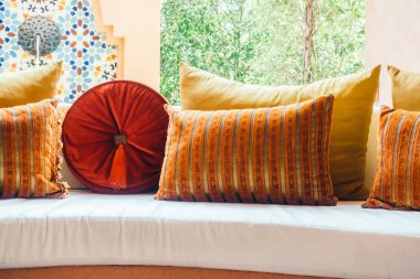 Güzel lüks yastıklar Divan