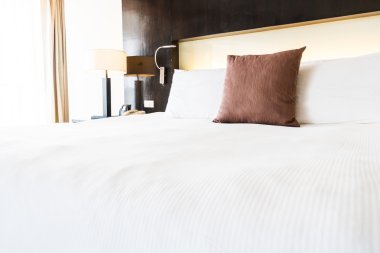 Yatakta güzel konfor yastıklar