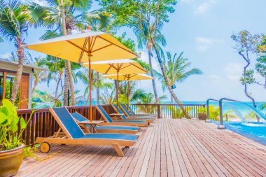 Otel havuzunda yüzme havuzu