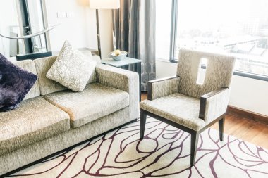 oturma odasında kanepede yastık