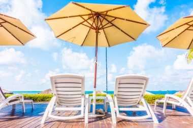 Güzel lüks şemsiyeleri ve sandalyeler otel