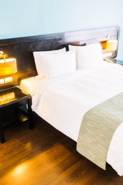 Yatakta güzel lüks beyaz yastıklar