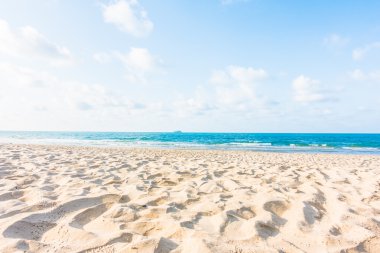 Güzel tropikal plaj ve deniz