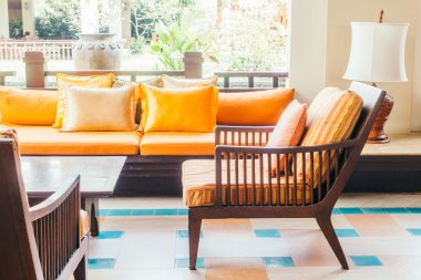 Boş tahta kanepe ve sandalye