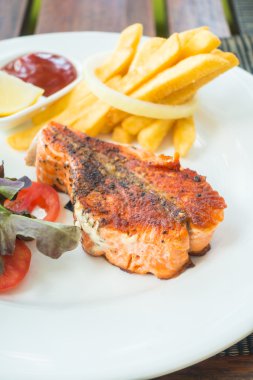 Somon steak beyaz plaka üzerinde