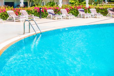 Güzel lüks şemsiyeleri ve sandalyeler otel