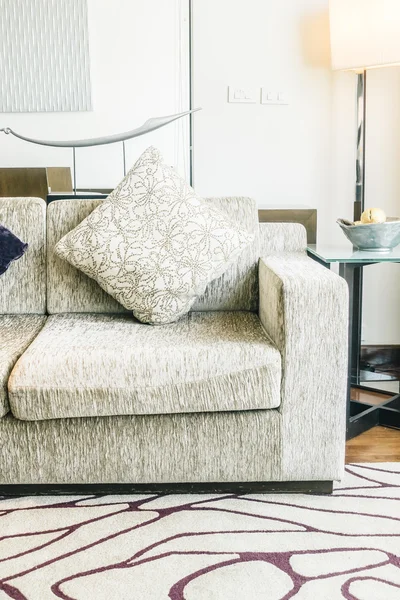 Almohadas en el sofá en la sala de estar — Foto de Stock