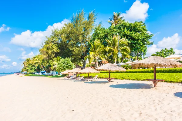 Bella spiaggia tropicale e mare — Foto Stock