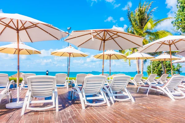 Güzel lüks şemsiyeleri ve sandalyeler otel