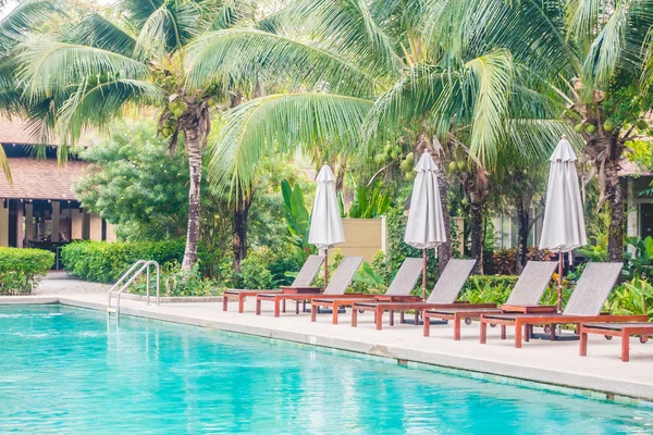 Krásné luxusní venkovní bazén — Stock fotografie