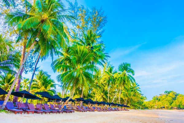 Parasols en stoelen op prachtige tropische strand — Stockfoto